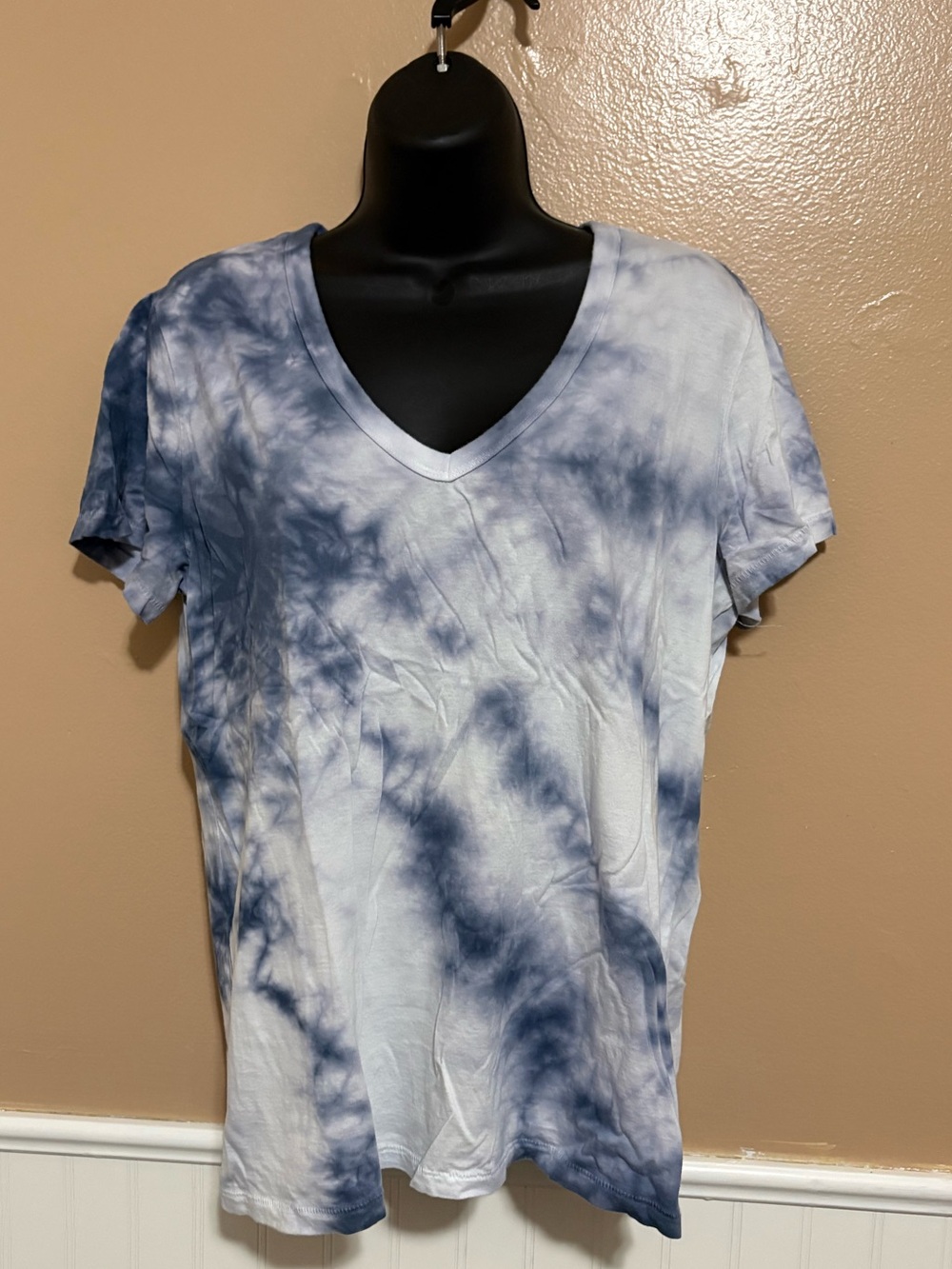 Universal Thread Large VNeck Short Sleeve Tee Preowned